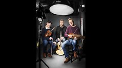 Medlemmarna i Väsen spelar: Nyckelharpa: Olov Johansson, Viola: Mikael Marin, Gitarr: Roger Tallroth