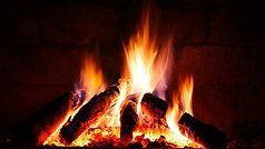 Tänd eld i toppen. Det är viktigt att elda rätt i en vedkamin annars blir luftkvaliteten dålig.