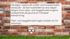 Mur i bakgrunden med text framför om att svarstiden kan vara längre inom plan- och byggförvaltningens område i sommar.