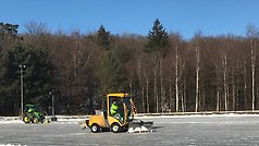 Traktorer på Uggledammens is