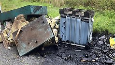 demonterad oljepanna samt en behållare med ett antal hundra liter  tjockolja som dumpats på parkeringen till Lillaryds fotbollsplan.