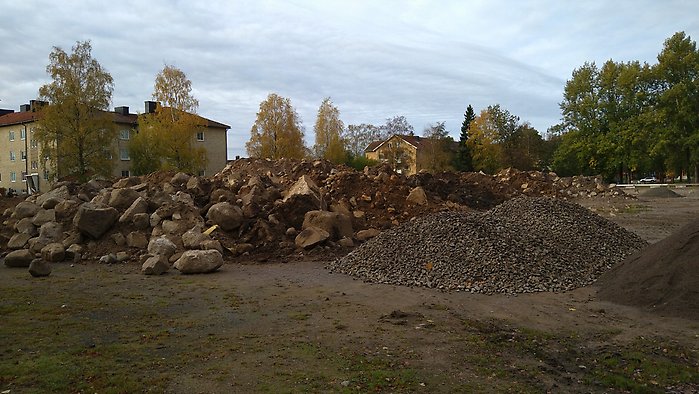 Schaktmassor från arbetet med nya vägtrumma på Oderljungavägen placeras på Esabvallen.