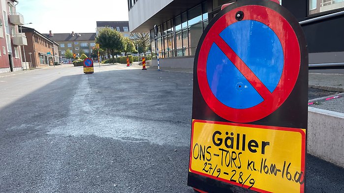 Förbudsskylt mot att stanna eller parkera på Allégatan utanför Centrumhuset onsdag 27 september till torsdag 28 september klockan 16:00. Anledning är linjemålning av parkeringsplatser.