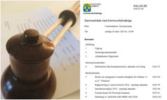 Bildcollage med två bilder där den första är ett skärmklipp från kallelsen till kommunfullmäktige 26 mars 2025 Perstorps Kommun. Bild två visar en ordförandeklubba som ligger ovanpå en kallelse