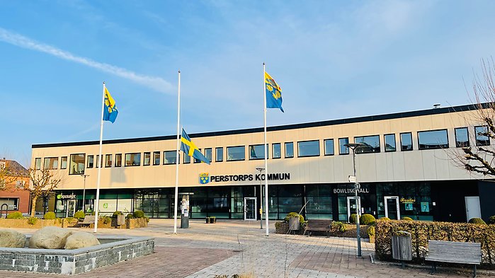 Flaggning på halv stång Torget Perstorp. I bakgrunden ses Centrumhuset.