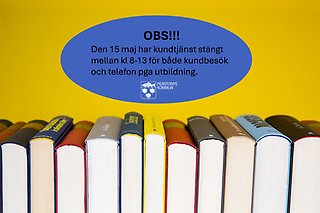 Bild på böcker som står med ryggen upp i gul bakgrund, med en blå bubbla med information om att kundtjänst stänger pga utbildning