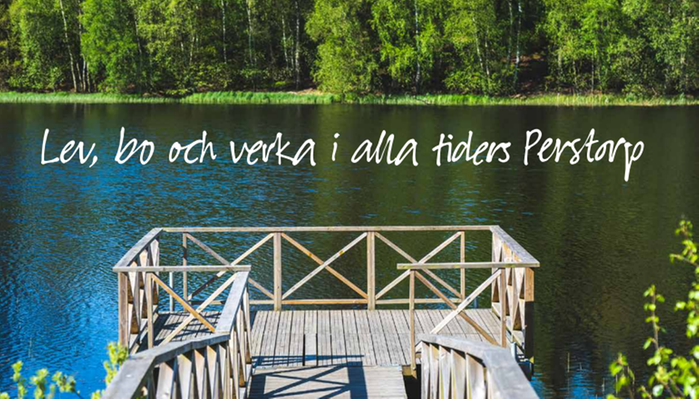 Skärmklippå försdtasidan digital marknadsföringsbroschyr Perstorps kommun. Brygga i vatten. Med vit text står skrivet Lev, bo och verka i alla tiders Perstorp