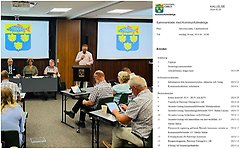 Bildcollage med två bilder där den första och största visar politiker i kommunfullmäktige. En man står i talarstolen och pratar i mikrofon. Den andra och mindre bilden visar första sida på sammanträdets ärendelista.
